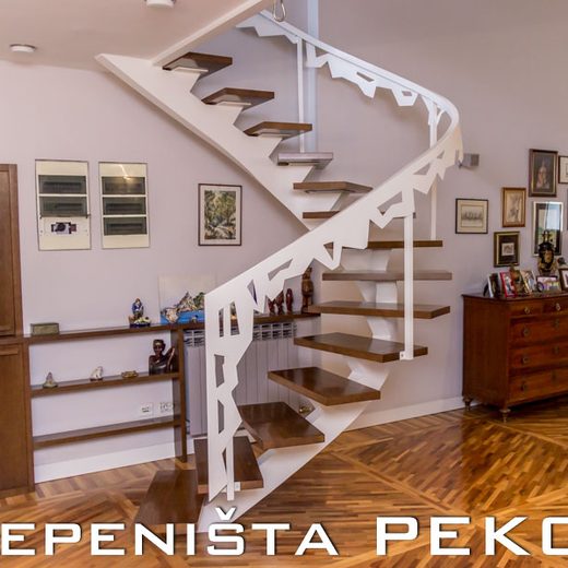 Bela elipsasta metalna konstrukcija stepenica sa potkovičastom osnovom, drvenim gazištima i laserski sečenom ogradom