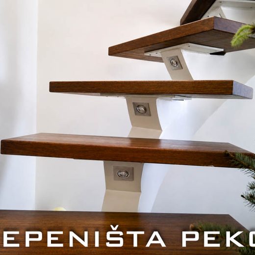 Detalj drvenih gazišta sa ugrađenom diskretnom LED rasvetom u beloj nosećoj konstrukciji stepenica
