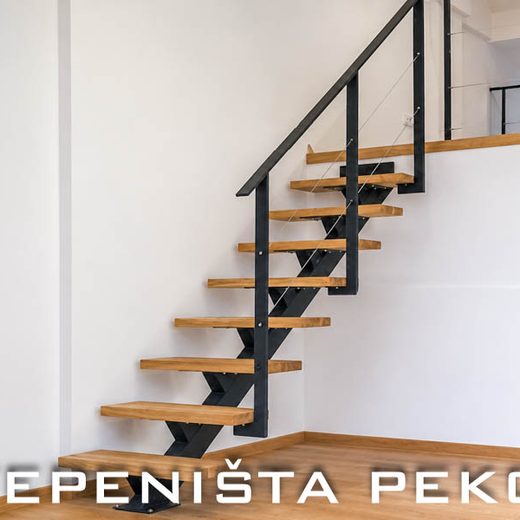 Pravolinijsko jednoosovinsko stepenište sa crnom metalnom konstrukcijom, hrastovim gazištima i ogradom sa sajlama