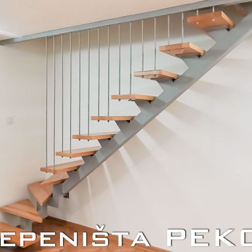 Pravolinijsko jednoosovinsko stepenište sa sivom metalnom gredom i vertikalnim zaštitnom ogradom
