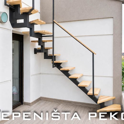 Unutrašnje jednoosovinske metalne stepenice na terasi sa crnom jednoosovinskomkonstrukcijom i drvenim gazištima od jasena