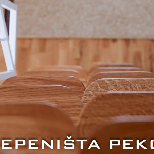 Detaljan prikaz naizmeničnih drvenih gazišta pačji korak sa zaobljenim ivicama u krupnom planu