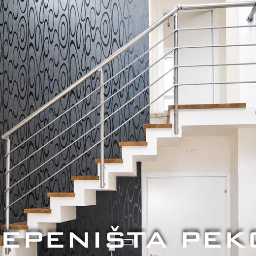 Kaskadno metalno stepenište sa belom gipsanom oblogom greda, drvenim gazištima i prohromskom (inox) ogradom