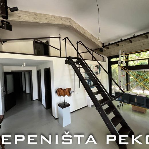 Metalne stepenice sa bočnim obraznim nosačima i drvenim gazištima (7)