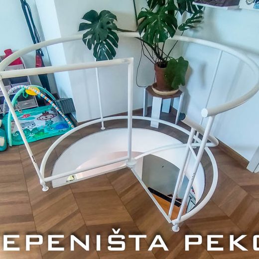 Pogled odozgo na belu zaštitnu kružnu ogradu i otvor u ploči za spiralno stepenište