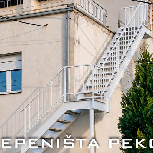 Spoljno dvokrako čelično stepenište sa rešetkastim gazištima i zaštitnom ogradom na stambenom objektu
